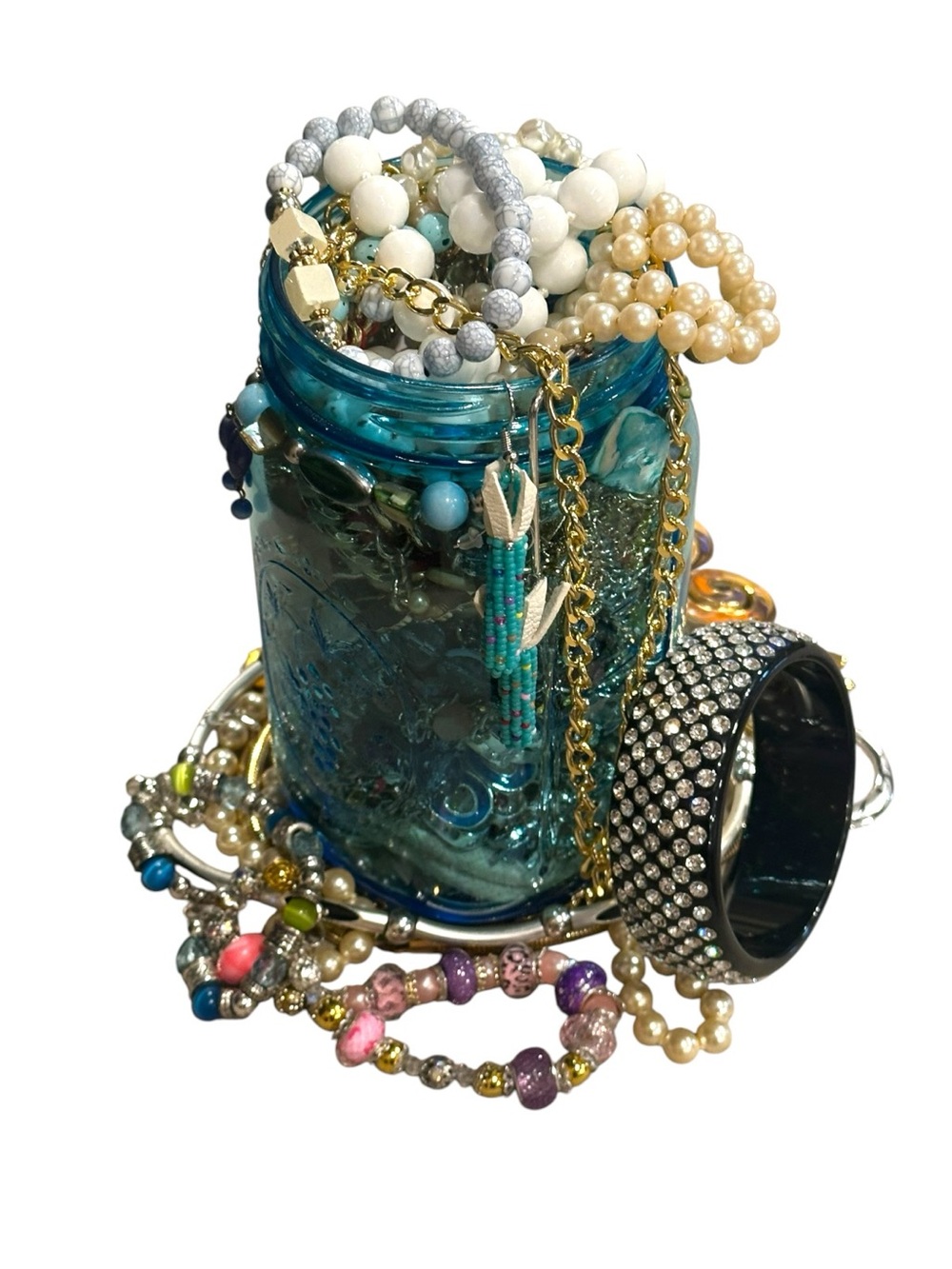 Estate to now Mixed lot  Jewelry - Pearls, metals, White Beads & Gold Accents - Picture 7 of 11